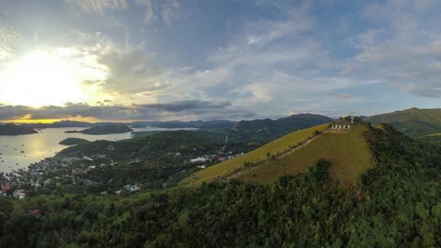 Coron Island is known for World War II-era wreck diving, crystal-blue Kayangan Lake, and Barracuda Lake, a divers’ paradise. Photo credit: iStock/faizzaki.