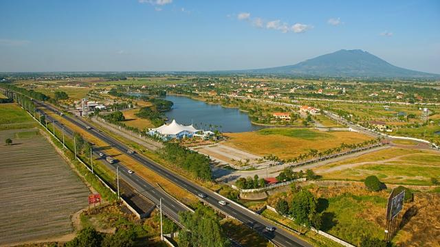 North Luzon Expressway Rehabilitation and Expansion Project in the Philippines. Photo credit: Asian Development Bank.