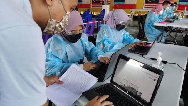 Frontliners gearing up to register residents coming for vaccination in SK Talungan Telipok with the support of CONNECTme NOW, satellite broadband by MEASAT.